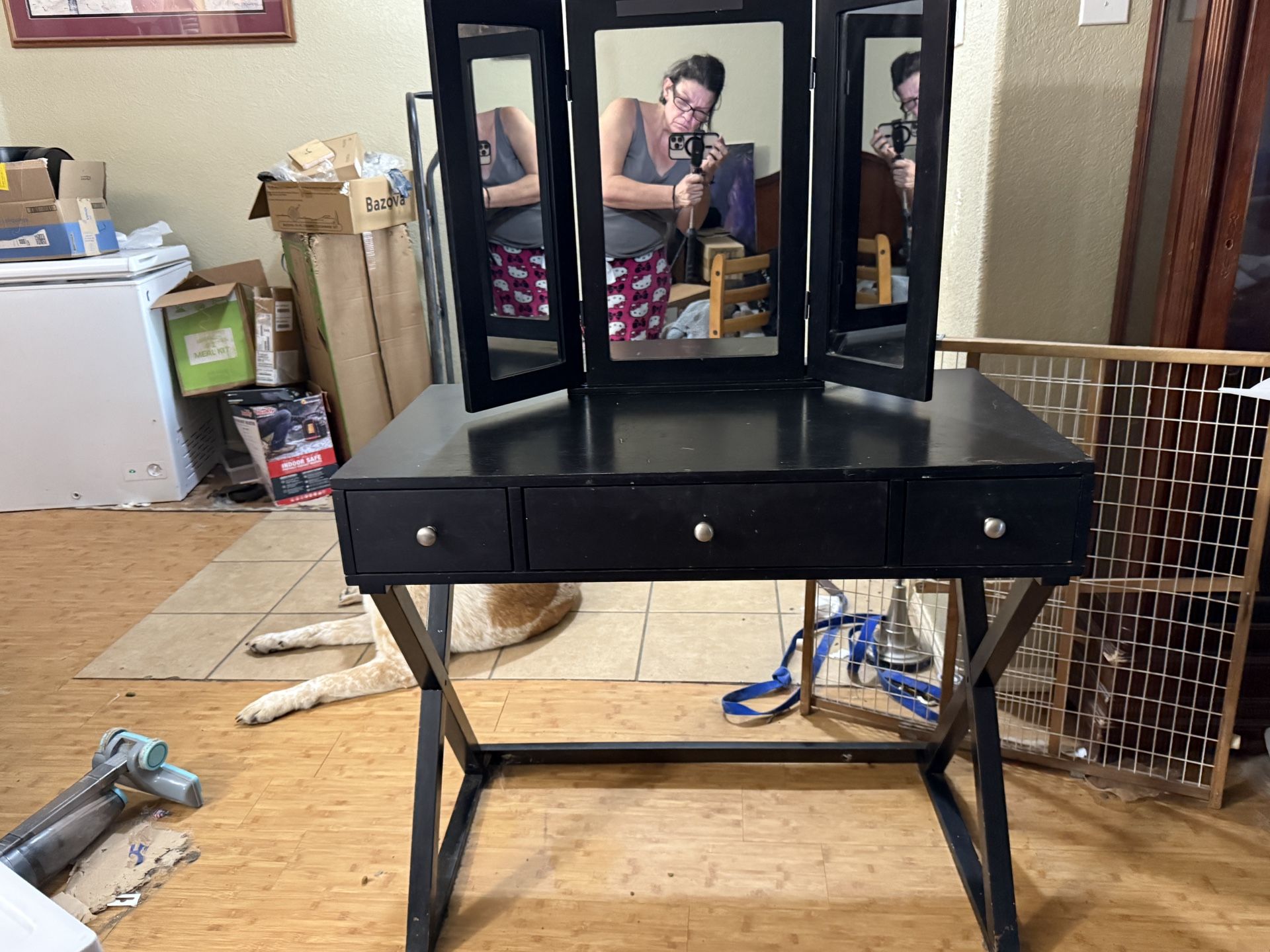 Dressing Table With Mirror And Drawers