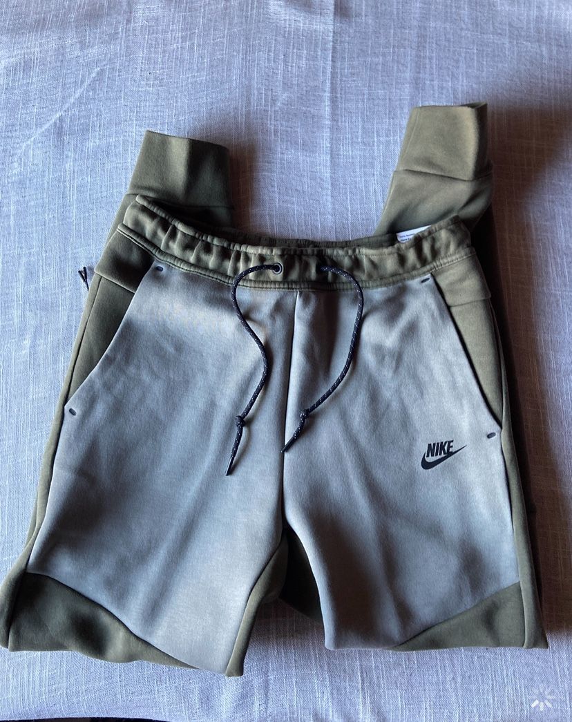 NEW Nike Fleece Tech Joggers 
