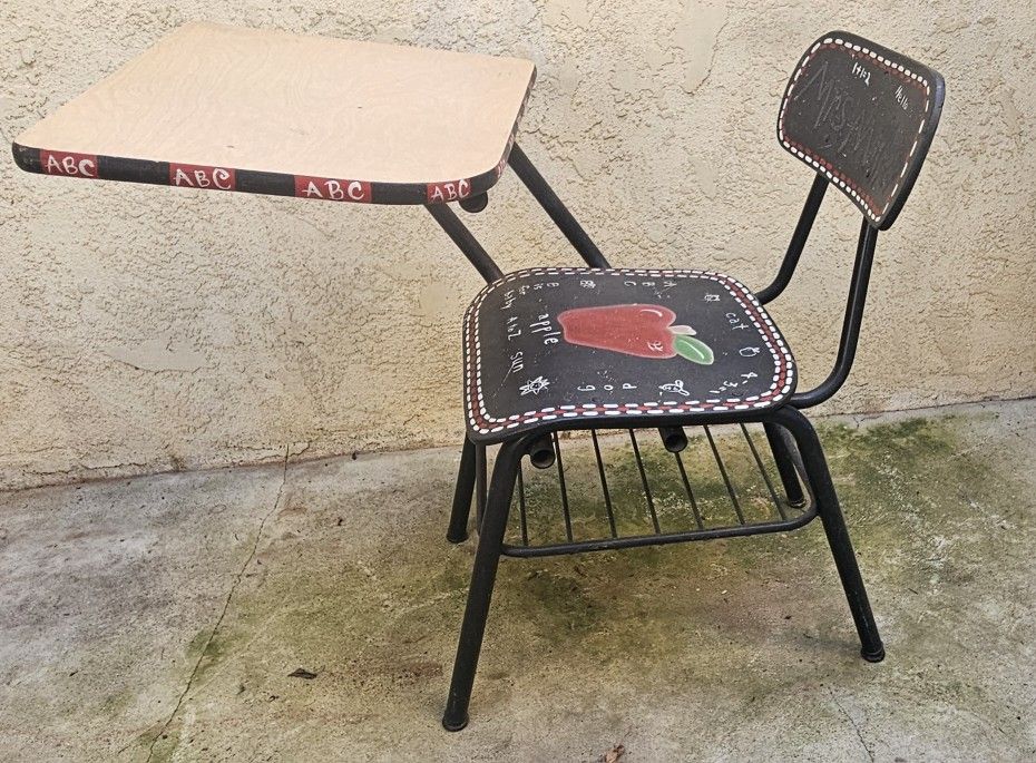 Vintage Children Classroom\Student Desk