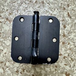 Free matte black door hinges specifically a 3.5-inch and 3” model with 5/8-inch radius corners,  Has slightly paint on some of them.