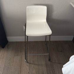 3 White Plastic Counter Stools