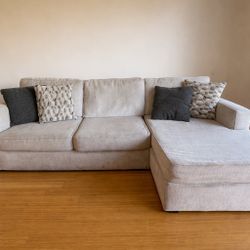 Living Spaces sectional sofa with chaise – 107’’ - very good condition