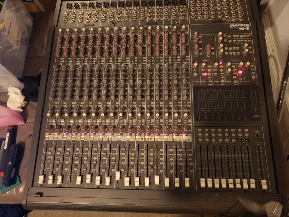 MACKIE 16 CHANNEL 8 BUS MIXING