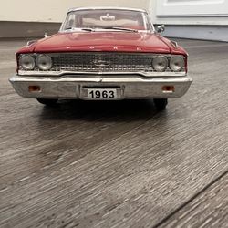 Diecast 1/18 Scale 1963 Ford Galaxie 500 Sun Star 