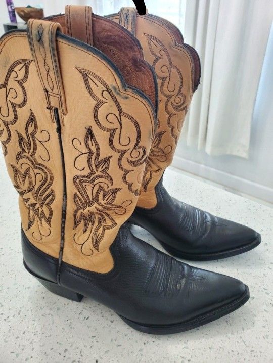 Women Boot Size 7.5B Ariat Boots