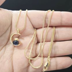 14k gold plated half moon necklace. Medalla de media luna laminada en oro 14k  S