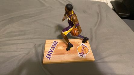2003 NBA, McFarlane, Kobe Bryant statue collectible (NO BOX)
