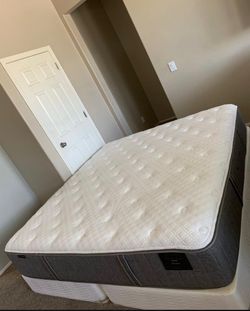 KING STEARNS AND FOSTER MATTRESS AND FREE BOX SPRINGS