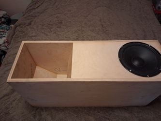Custom Hard wood box made for a 8' in Sundown sized 29×14×10 sealed asking 140$ without the Sundown speaker