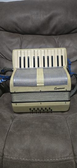 El acordeón de piano Vintage Camerano tiene un acabado nacaro en crema clásico. Este modelo de 12 bajos cuenta con 25 teclas de piano y viene con corr