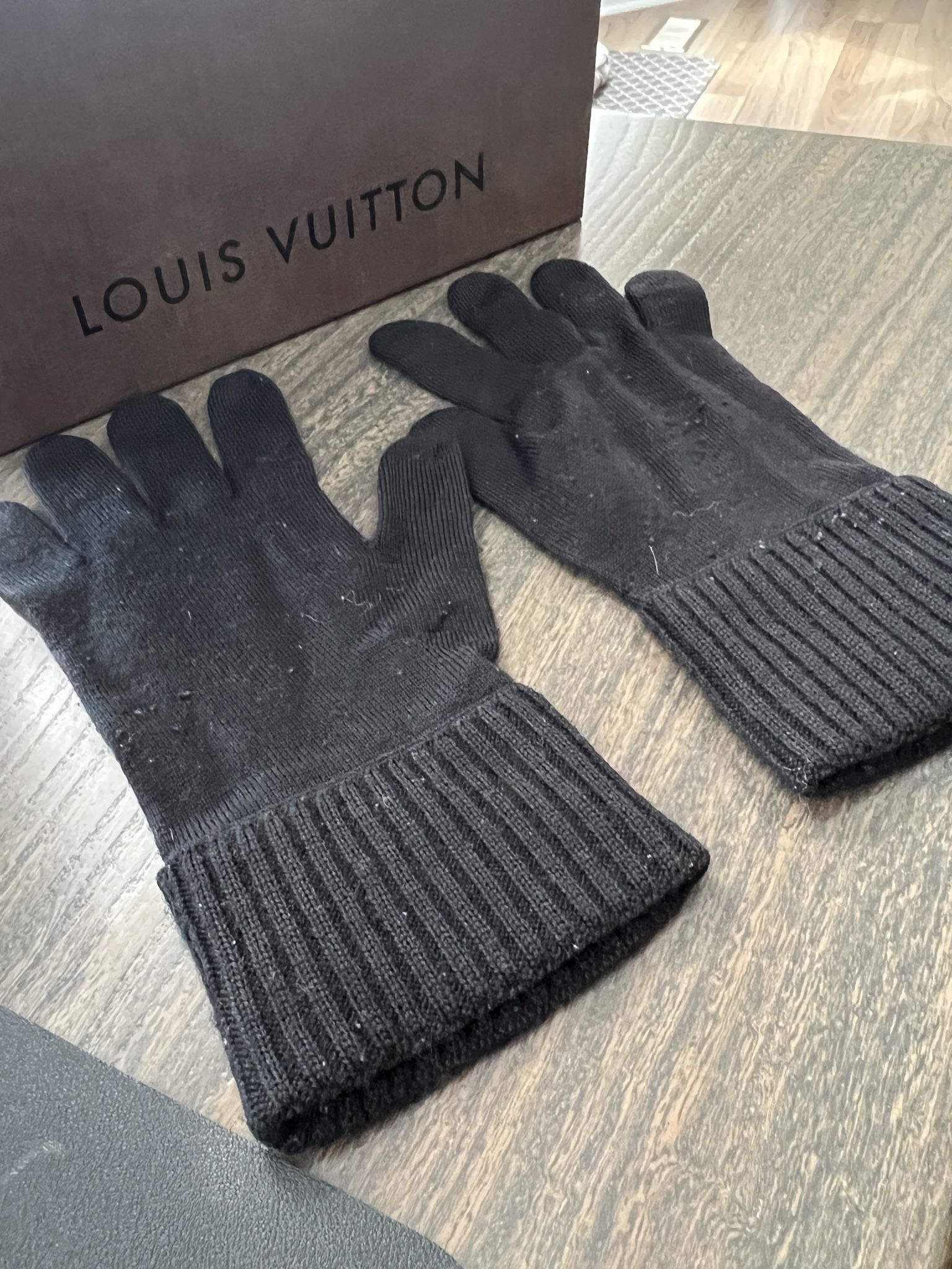 Louis Vuitton LV Medallion Gloves Camel Rose Wool
