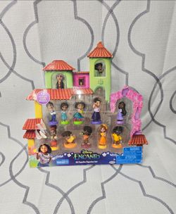 Disney Encanto Movie Exclusive Mi Familia 12 Mini Figure Set Figurine NEW