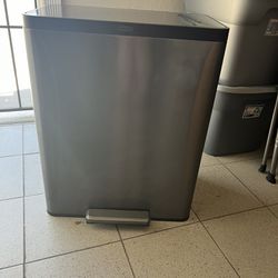 Rubbermaid Trashcan And Recycle Bin