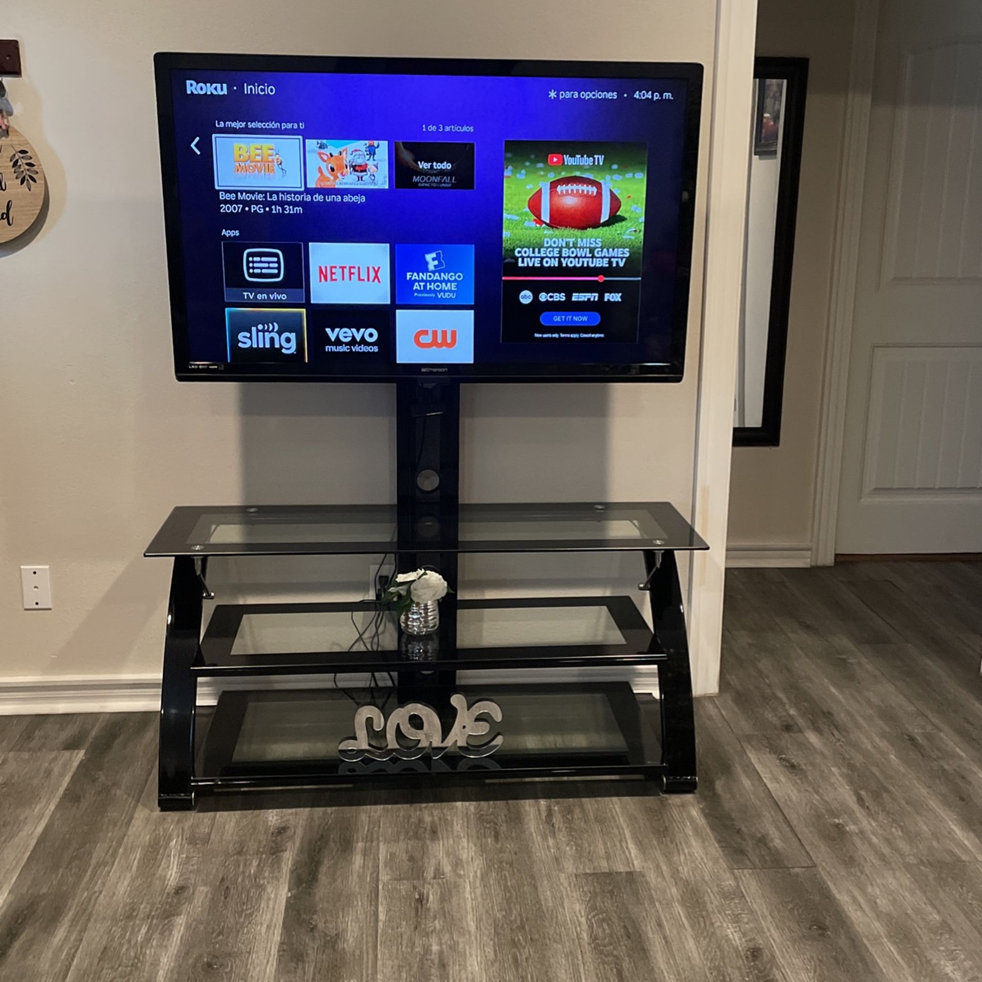 Mueble Y TV De 46 Pulgadas Y aparato de Roku 