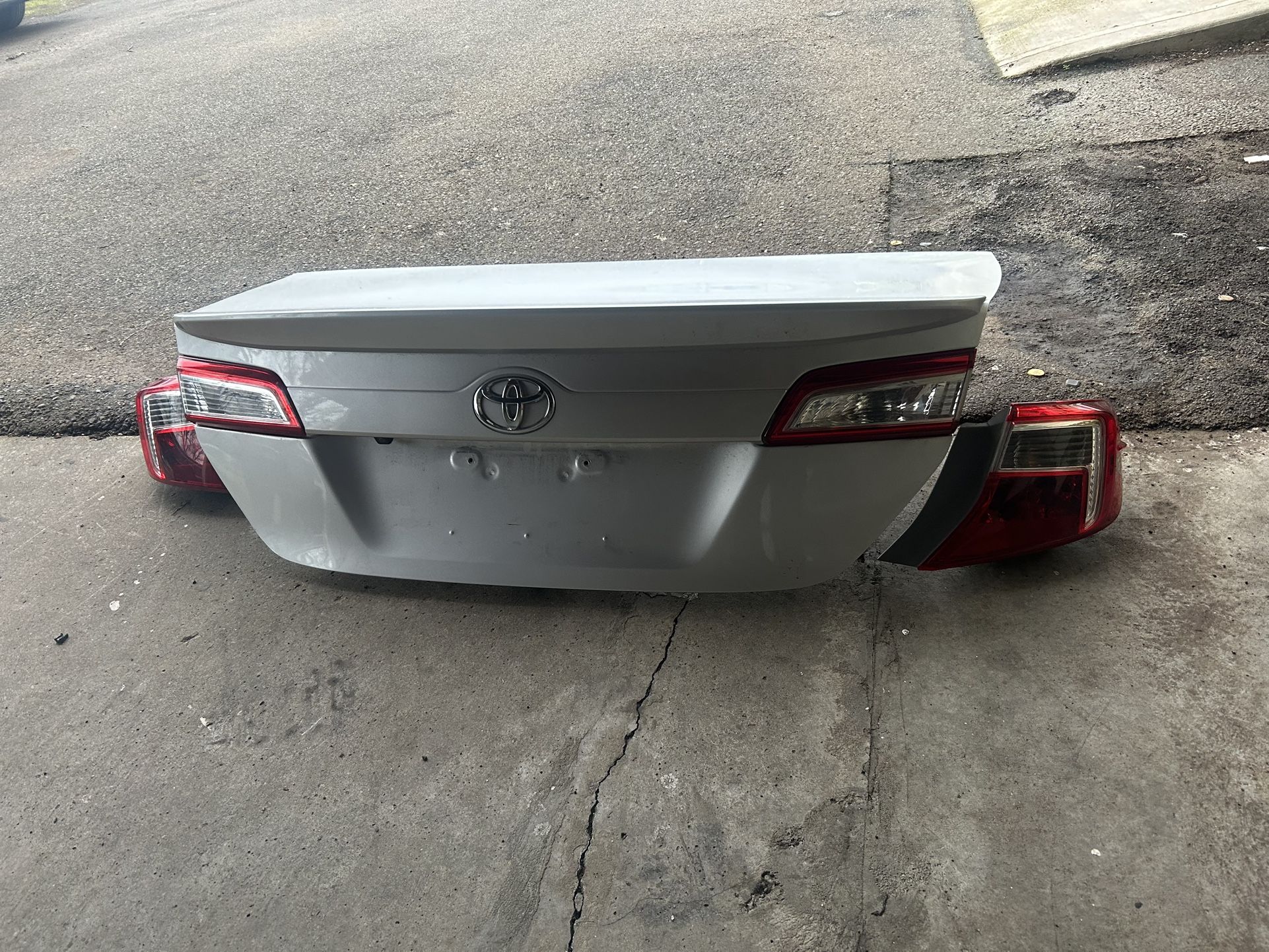 TAILGATE. P TOYOTA CAMRY 20014 4D