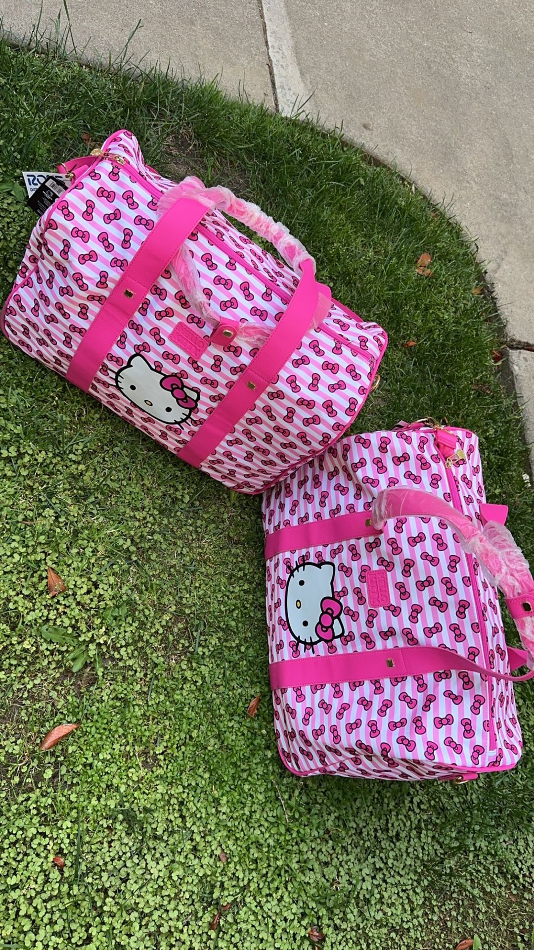 HELLO KITTY STYLISH PINK AND WHITE ROLLING DUFFLE/TRAVEL BAG  o  