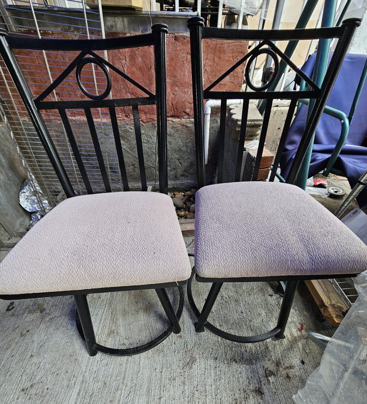 2 Used Chairs / 2 Sillas Usadas