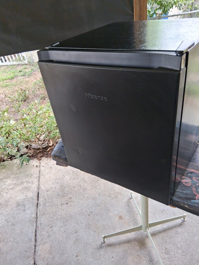 Hisense 1.6 Cu Ft Mini Feidge With Freezer