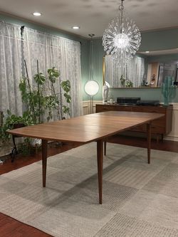 Vintage Mid Century Modern Broyhill Emphasis Extendable Dining Table with 2 Leaves .