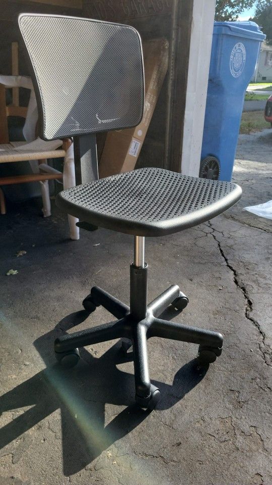 a gray rolling office chair with a mesh back and a round seat. $40 NEW PICKUP ONLY AND CASH