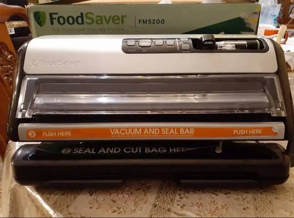 Foodsaver FM5200 vacuum sealer barely used the plastic cutter is missing other than that item works great 