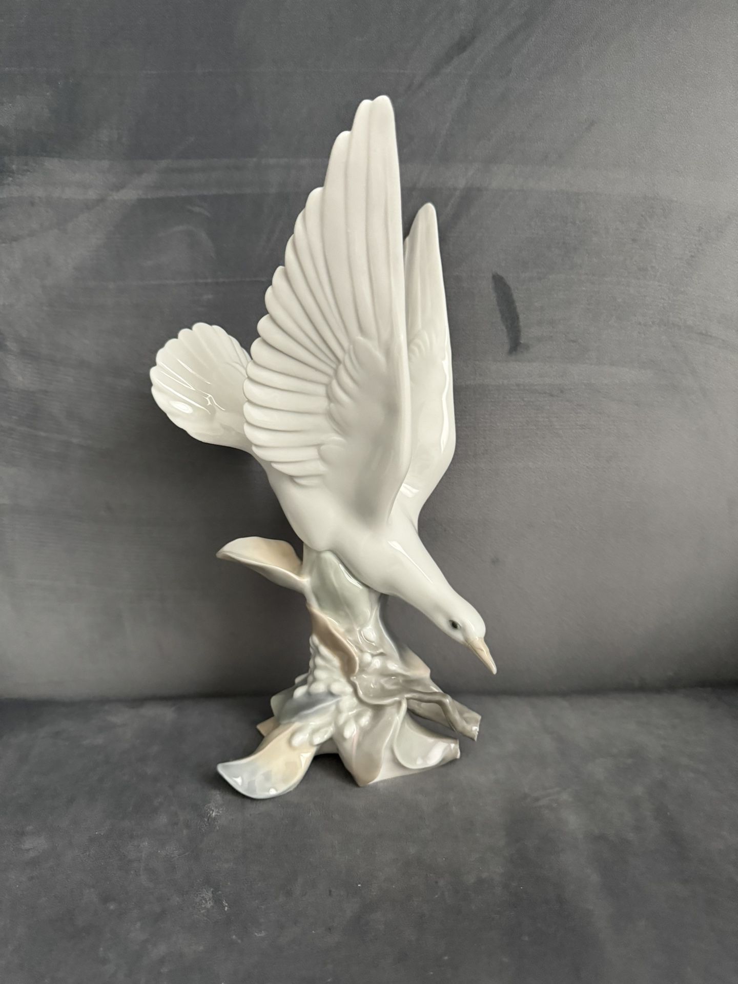 Lladro "Turtle Dove Collectible Figurine -Tiny Stem Broken 