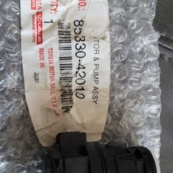 TOYOTA WINSHIELD WASHER MOTOR AND PUMP ASSY OEM NEW 