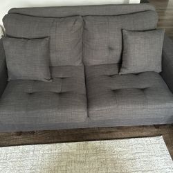 2 Couches (5 seats total)