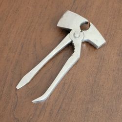 Vintage Dreizack Solingen Germany 7 in 1 Multi-tool Axe Hammer Plier 
Screwdriver.
Made in Germany.
Pre-owned, good shape, please see photos for detai