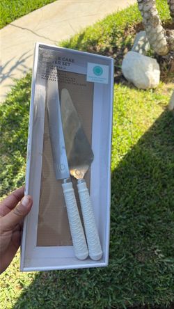 Martha Stewart’s 2-piece cake server set