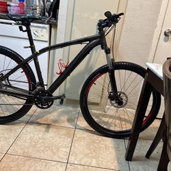 Bike 27.5 SPECIALIZED PITCH COMPhidraulic Disks Brakes, Front Shox Lock And Unlock 27 Speeds, Frame Size M 17.5”