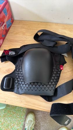 Knee pads brand new. Triple eight XL