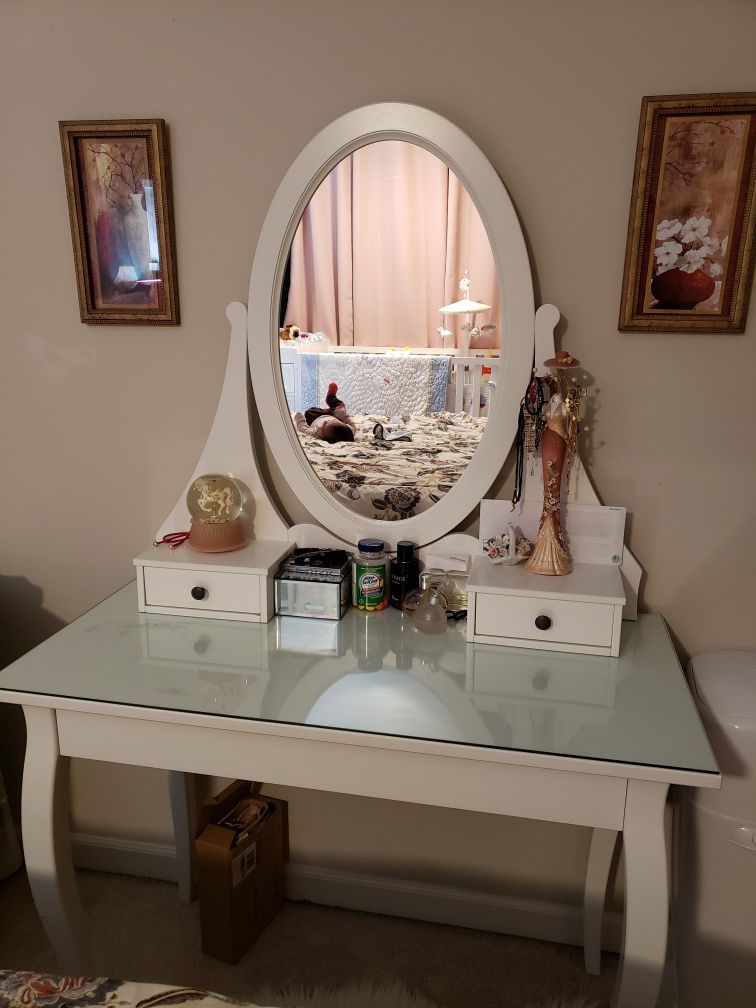 Small bedroom set with mirror