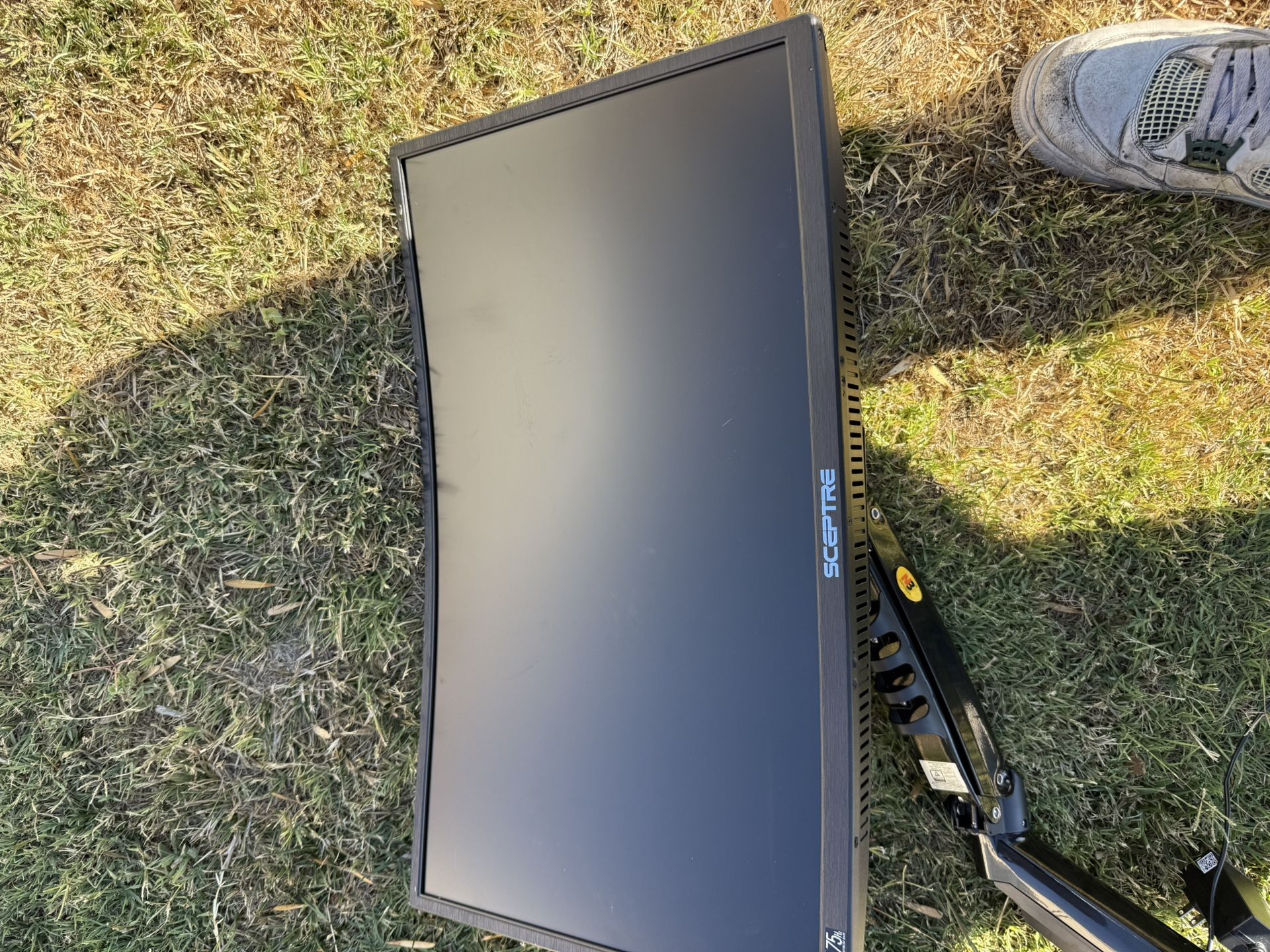 Sceptre 120hz Monitor 18” with clamp and stand