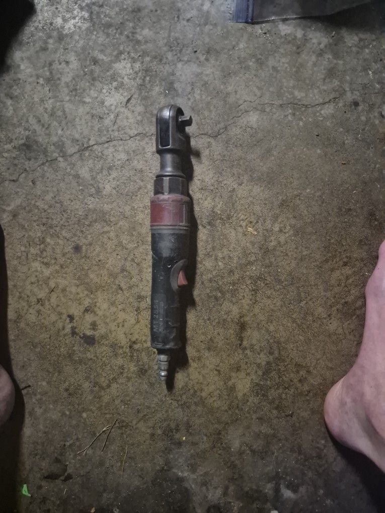 Matco Tools 3/8 Air Ratchet. Strong!
