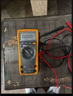 Fluke 179 True RMS multimeter