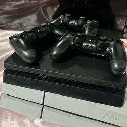 PS4 Bundle 2 Consoles + 3 Controllers 
