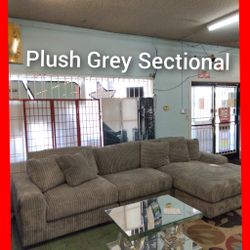 😍 Plush Grey Sectional 