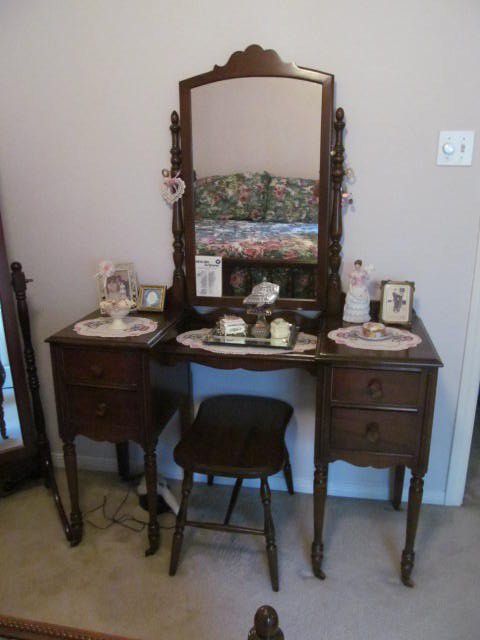 Antique Vanity ( Part Of A Set) Very good condition)