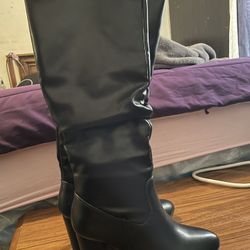 Chic Black Knee-High Heeled Boots – Size 8