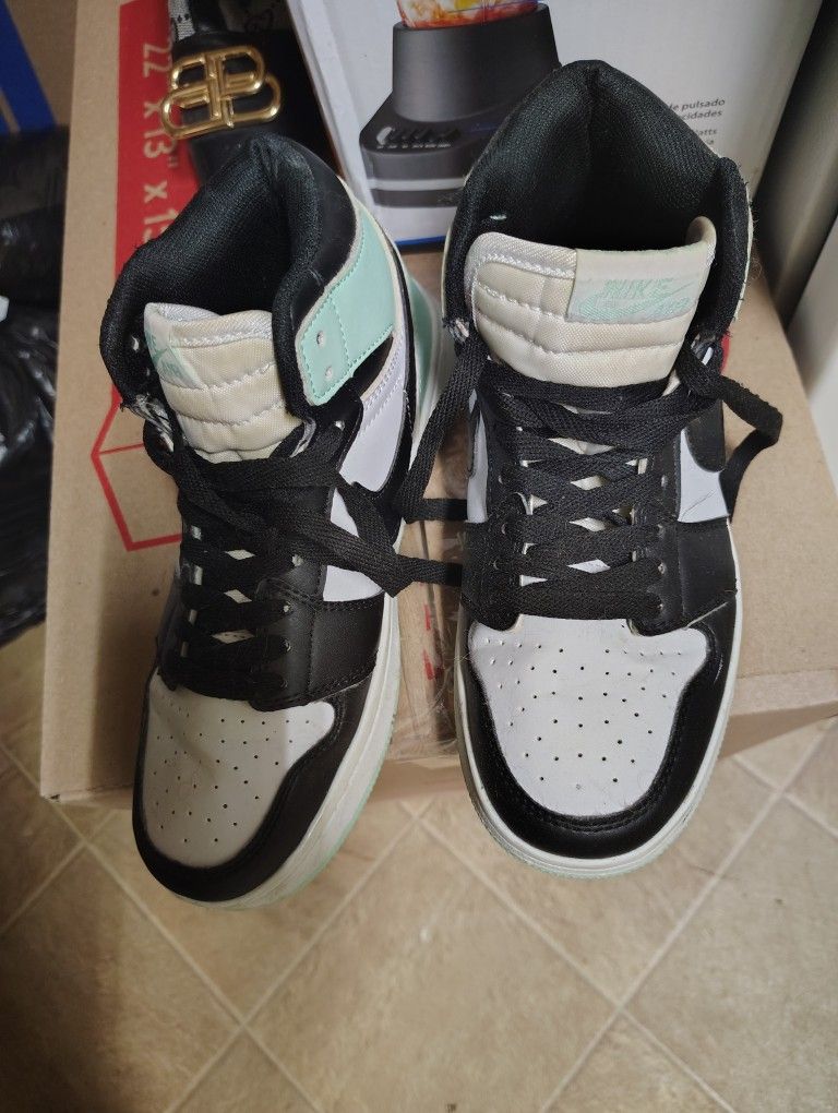 Womens Nike Size 6.5