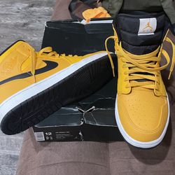 Air Jordan 1 Mid University Gold/Black-white 