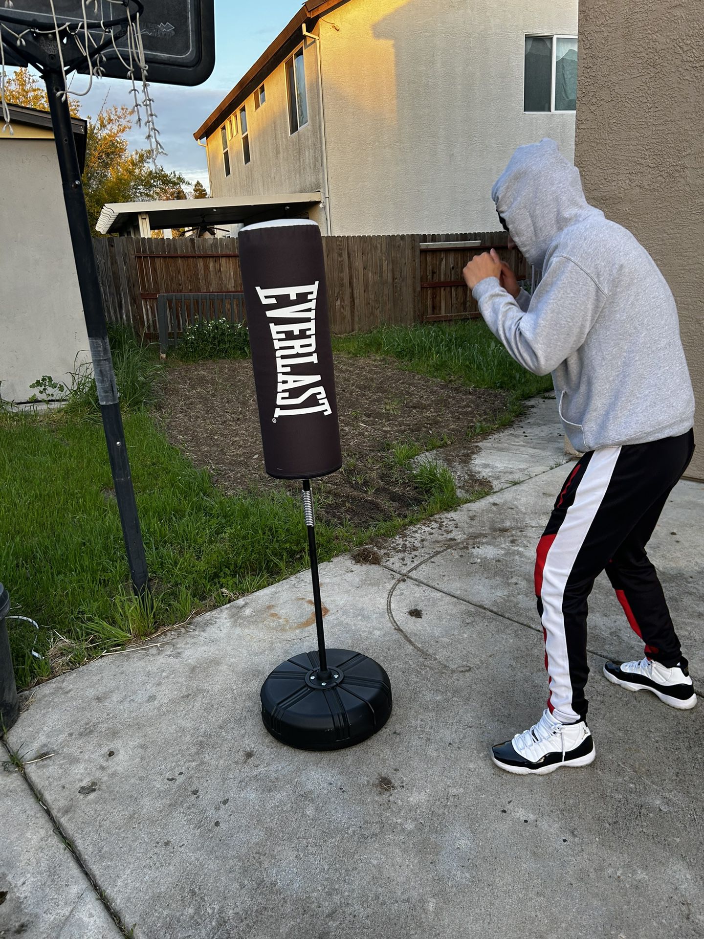 Everlast Punching Bag  Bottom Filled With Water/sand