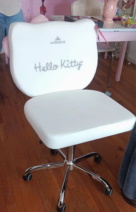 Hello kitty Desk Chair. Or vanity. Never been used.