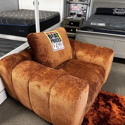 Accent chair! $549 🚨🔥 more colors available!