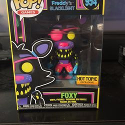 Funko Pop Five Nights at Freddy's  Foxy #954 (Black Light) Hot Topic