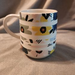 Starbucks Mug , 2018 Sakura Cherry Blossom
12 Oz
Banded White Mugs with Cherry Blossom Print,
yellow, pink, light blue and black. Dishwasher and
Micro