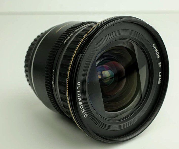 Canon 20-35mm f/3.5-4.5 Full-Frame Lens