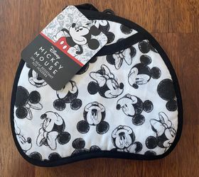 Brand New 2 Pk Heat Resistant Pot Holders - Disney Mickey & Minnie Mouse