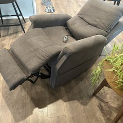 Like New! VivaLift! Metro Power Lift Recliner (6 Months Old)